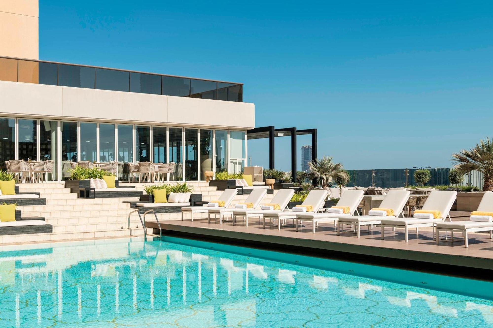 그로브너 하우스, 어 럭셔리 컬렉션 호텔, 두바이 외부 사진 The rooftop pool at the hotel