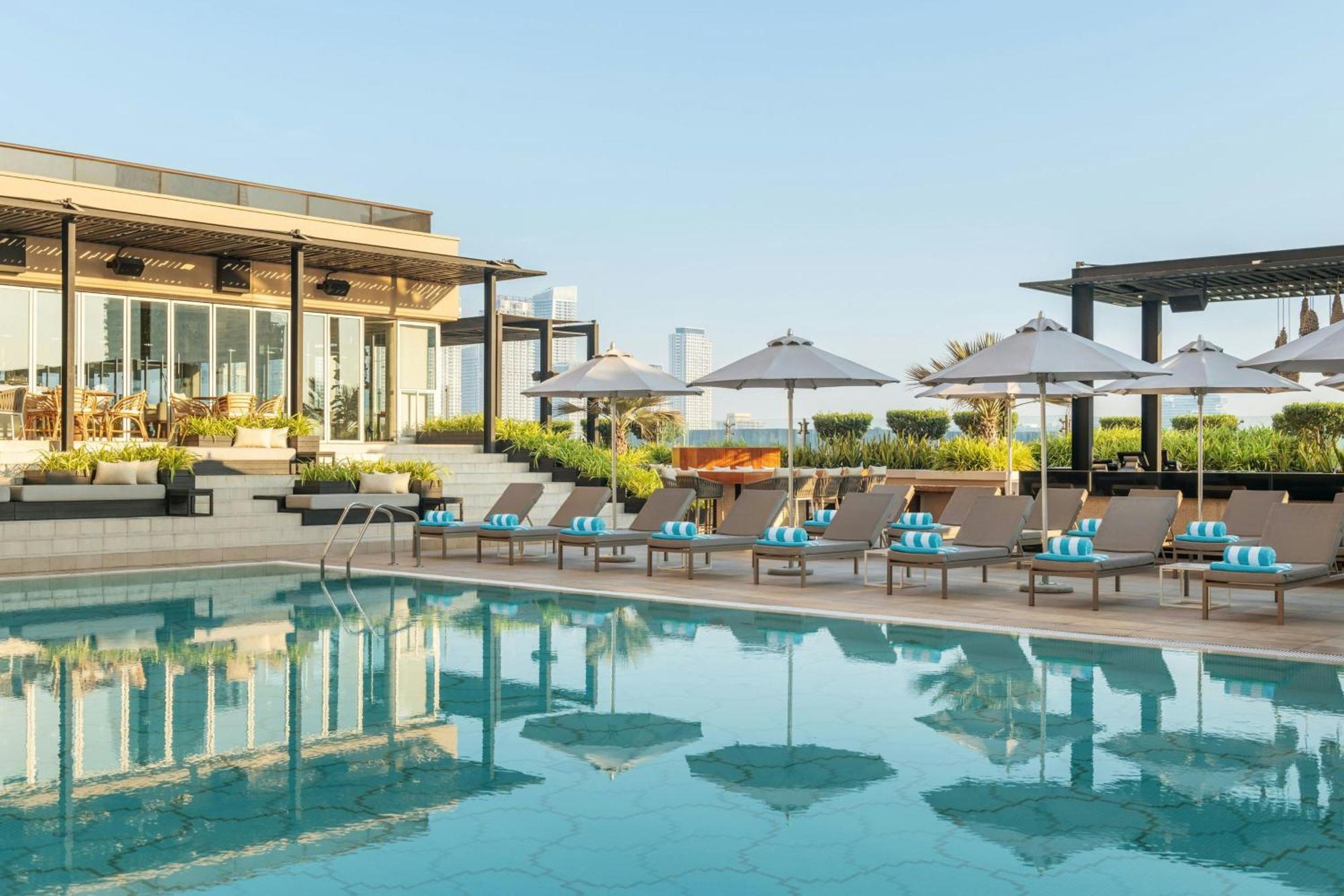 그로브너 하우스, 어 럭셔리 컬렉션 호텔, 두바이 외부 사진 The rooftop pool at the hotel
