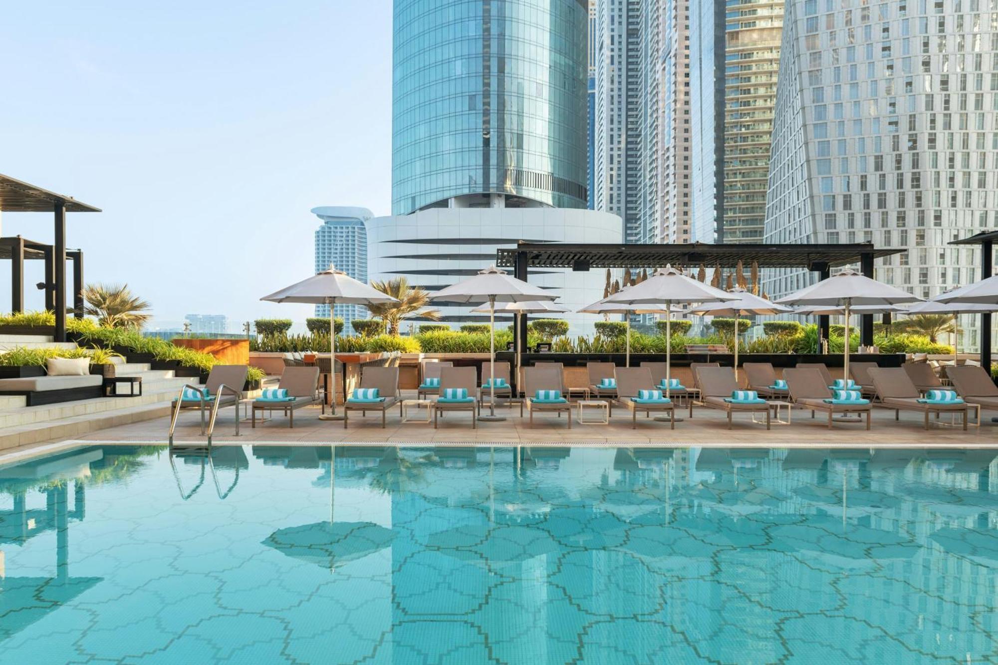 그로브너 하우스, 어 럭셔리 컬렉션 호텔, 두바이 외부 사진 The swimming pool at the hotel